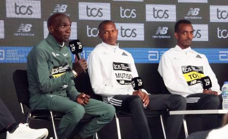 　ロンドン・マラソンを前に記者会見する（左から）エリウド・キプチョゲ、アレクサンダー・ムティソ、タミラト・トラ＝２４日、ロンドン（共同）