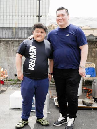 　宮城野親方（右）とかつての弟子で元高馬鵬の木下真徳さん