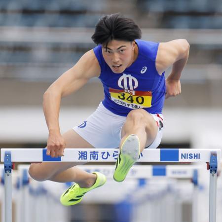 　男子１１０メートル障害準決勝　大会新記録の１３秒２６をマークした阿部竜希＝レモンガススタジアム平塚