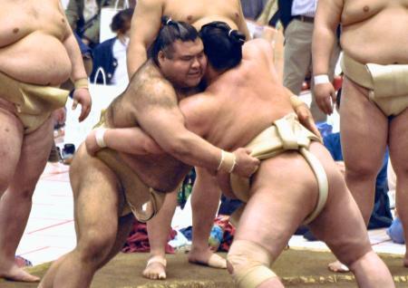 　大相撲春巡業の朝稽古で琴桜（右）と相撲を取る高安＝２５日、神奈川県秦野市