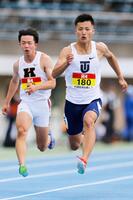 　男子１００メートル準決勝で力走する柳田大輝（右）。決勝進出を決めた（共同）