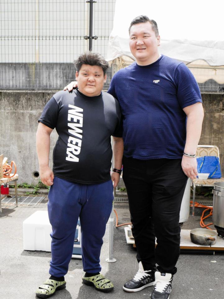 　宮城野親方（右）とかつての弟子で元高馬鵬の木下真徳さん