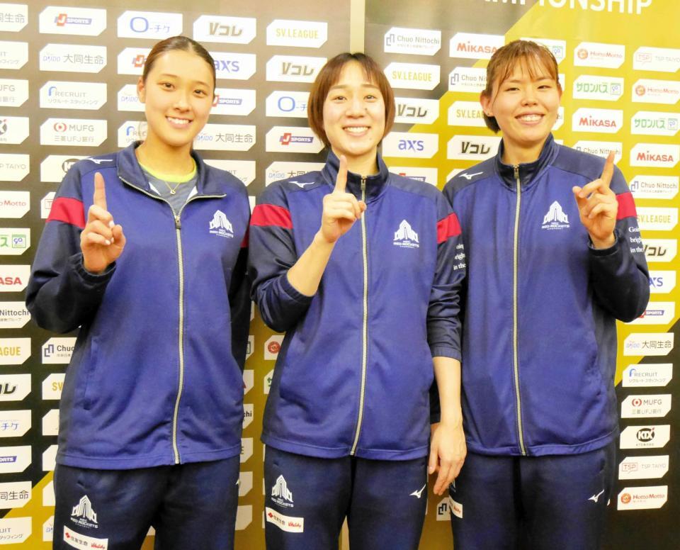 　ＮＥＣ川崎の（左から）佐藤淑乃、塚田しおり、島村春世