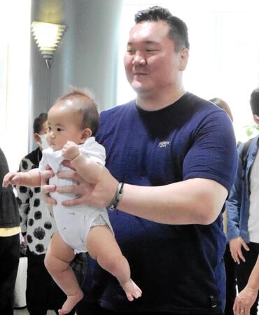 　来場者の赤ん坊を抱っこしてファンサービスを行う宮城野親方