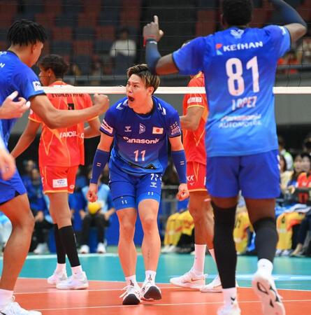 　第１セット、得点が決まりほえる大阪Ｂ・西田有志（中央）＝撮影・西田忠信