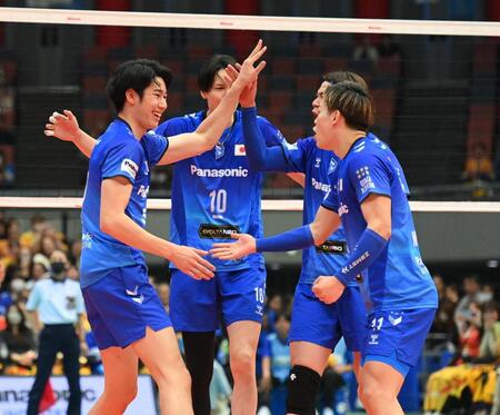 　第１セット、スパイクを決め笑顔を見せる大阪Ｂ・甲斐優斗（左）＝撮影・西田忠信