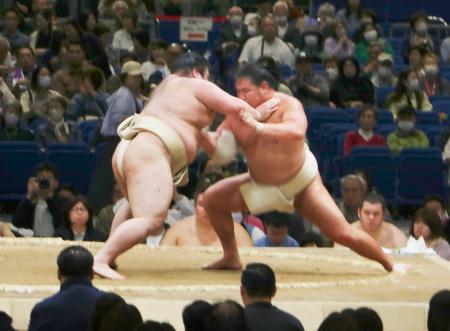 　春巡業の朝稽古で豪ノ山（左）と相撲を取る豊昇龍＝横浜アリーナ