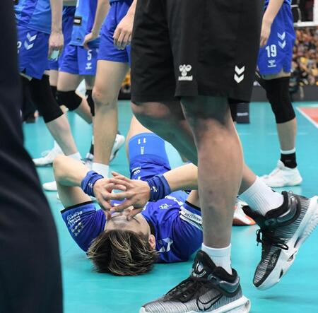 　選手たちが引き揚げる中、フロアに倒れ込んで悔しがる大阪Ｂ・西田有志（撮影・西田忠信）