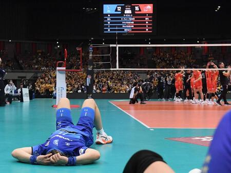 　愛知の選手たちが喜ぶ中、フロアに倒れ込み悔しがる大阪Ｂ・西田有志（撮影・西田忠信）