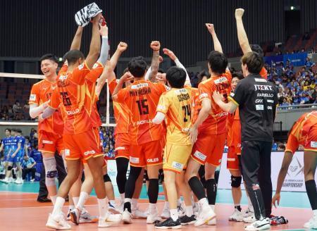 　大阪Ｂを破って決勝進出を決め、喜ぶ愛知の選手たち＝Ａｓｕｅアリーナ大阪