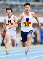 　男子１００メートル準決勝で力走する柳田大輝（右）