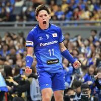 　第１セット、サービスエースを決め、ほえる大阪Ｂ・西田有志（撮影・西田忠信）