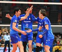 　第１セット、スパイクを決め笑顔を見せる大阪Ｂ・甲斐優斗（左）＝撮影・西田忠信