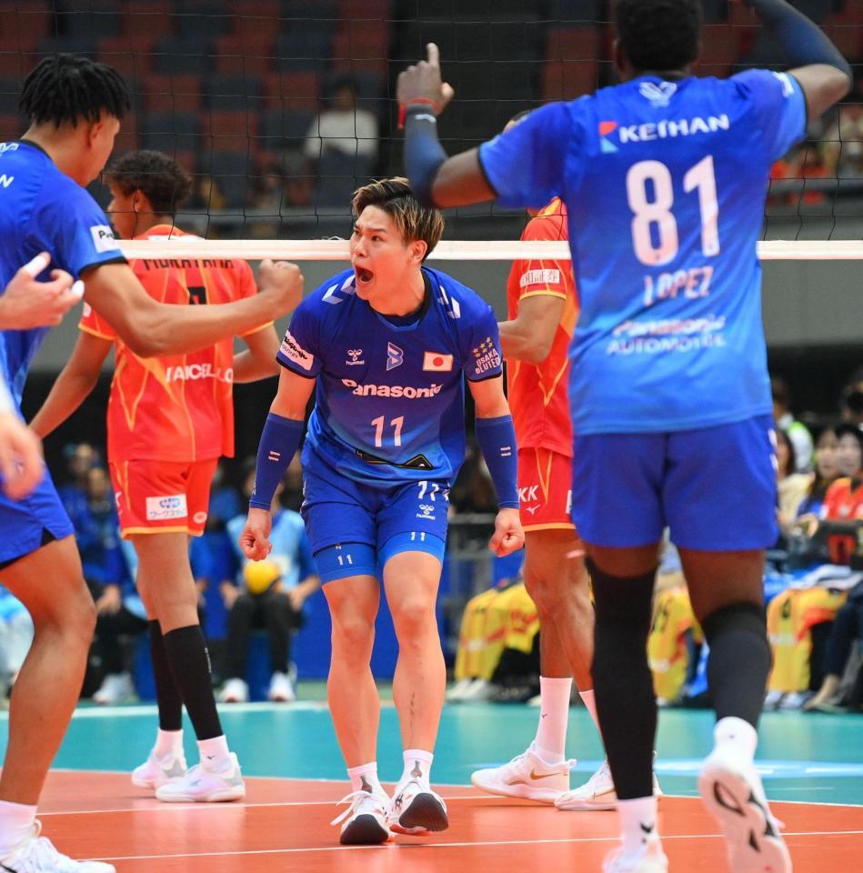 　第１セット、得点が決まりほえる大阪Ｂ・西田有志（中央）＝撮影・西田忠信