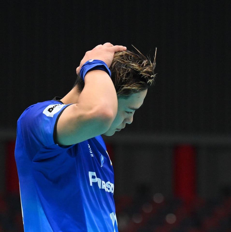 　愛知に敗れ肩を落とす大阪Ｂ・西田有志（撮影・西田忠信）