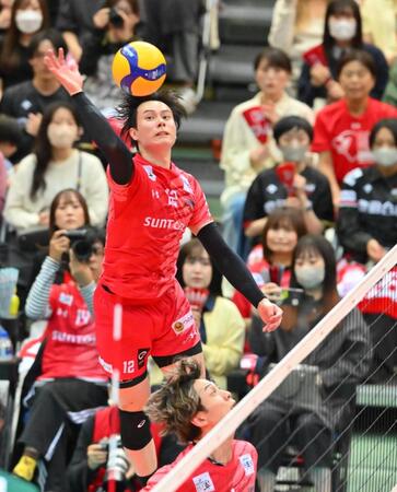 　第２セット、スパイクを放つサントリー・高橋藍（撮影・西田忠信）