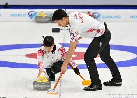 　１次リーグのスペイン戦でプレーする松村千秋（左）、谷田康真組＝フレデリクトン（共同）