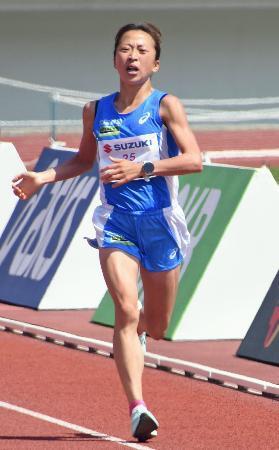 　女子４位でゴールする小林香菜＝岐阜長良川競技場