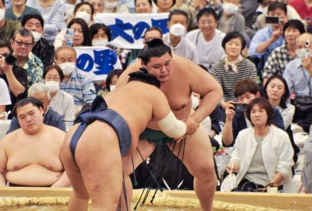 　春巡業最終日の取組に臨む大の里（奥）＝東京都八王子市