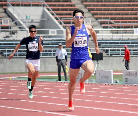 　男子１００メートル（視覚障害Ｔ１３）で優勝した川上秀太（右）＝ニンジニアスタジアム