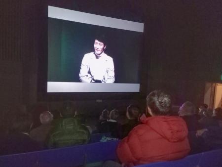 　笠谷幸生さんの一周忌を機に開かれたイベントで、過去の映像を鑑賞する関係者ら＝２７日、札幌市