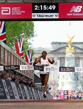 　女子で優勝したティギスト・アセファ＝ロンドン（アクションイメージズ・ロイター＝共同）