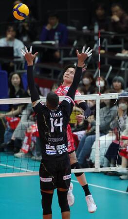 　第２セット、サントリー・高橋藍のスパイクが決まる（撮影・坂部計介）