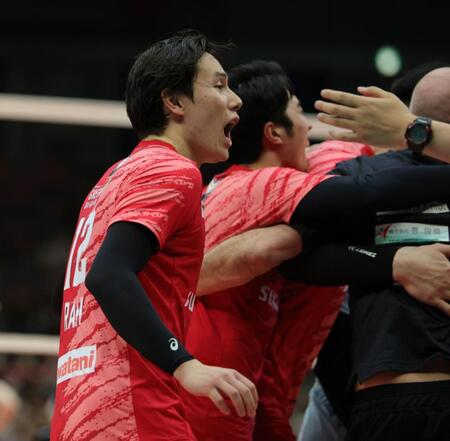 　笑顔で歓喜の輪に駆け寄る高橋藍（撮影・坂部計介）