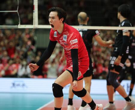 　接戦の末名古屋を破り、決勝進出を決めた高橋藍は大喜びでコートを駆ける（撮影・坂部計介）