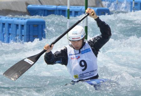 　日本代表選考会でパドルをこぐ羽根田卓也＝カヌー・スラロームセンター