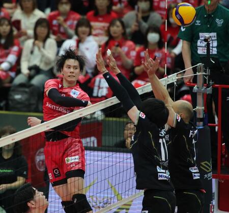 　第１セット、高橋藍のスパイクが決まる（撮影・坂部計介）