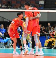 　第５セット、得点を決めたチームメートと喜ぶ愛知・関田誠大（左）＝撮影・西田忠信