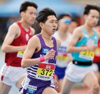 　男子８００メートル準決勝でスタートする落合晃。決勝進出を決めた