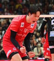 　チームメートの得点にガッツポーズするサントリー・高橋藍（撮影・西田忠信）