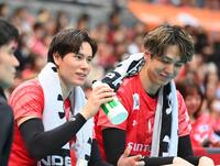 　名古屋に勝利し、リラックスした表情を見せるサントリー・高橋藍（左）とサントリー・小野寺太志（撮影・西田忠信）