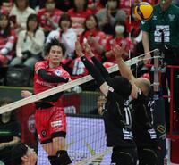 　第１セット、高橋藍のスパイクが決まる（撮影・坂部計介）