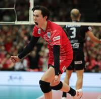 　接戦の末名古屋を破り、決勝進出を決めた高橋藍は大喜びでコートを駆ける（撮影・坂部計介）