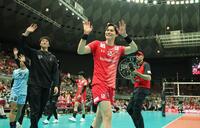 決勝進出を決め、スタンドのファンにあいさつをする高橋藍（撮影・坂部計介）