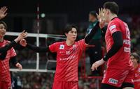 第３セット、得点は入り、タッチをかわす高橋藍（撮影・坂部計介）