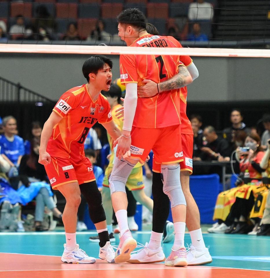 　第５セット、得点を決めたチームメートと喜ぶ愛知・関田誠大（左）＝撮影・西田忠信