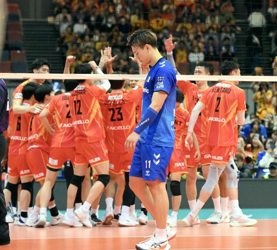 　愛知に敗れ、肩を落とす大阪Ｂ・西田（手前）＝撮影・西田忠信