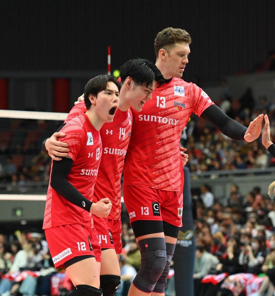 　名古屋に勝利し、雄たけびを上げる（左から）サントリー・高橋藍、鬼木、ムセルスキー（撮影・西田忠信）