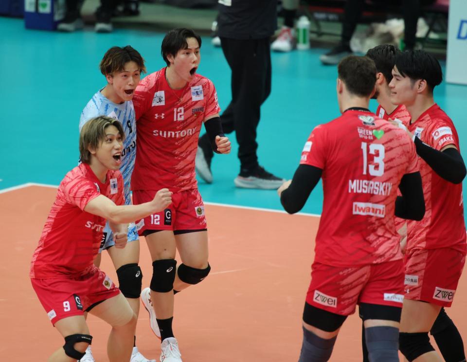 　第１セット、得点を決め、喜ぶ高橋藍（左から３人目）ら（撮影・坂部計介）