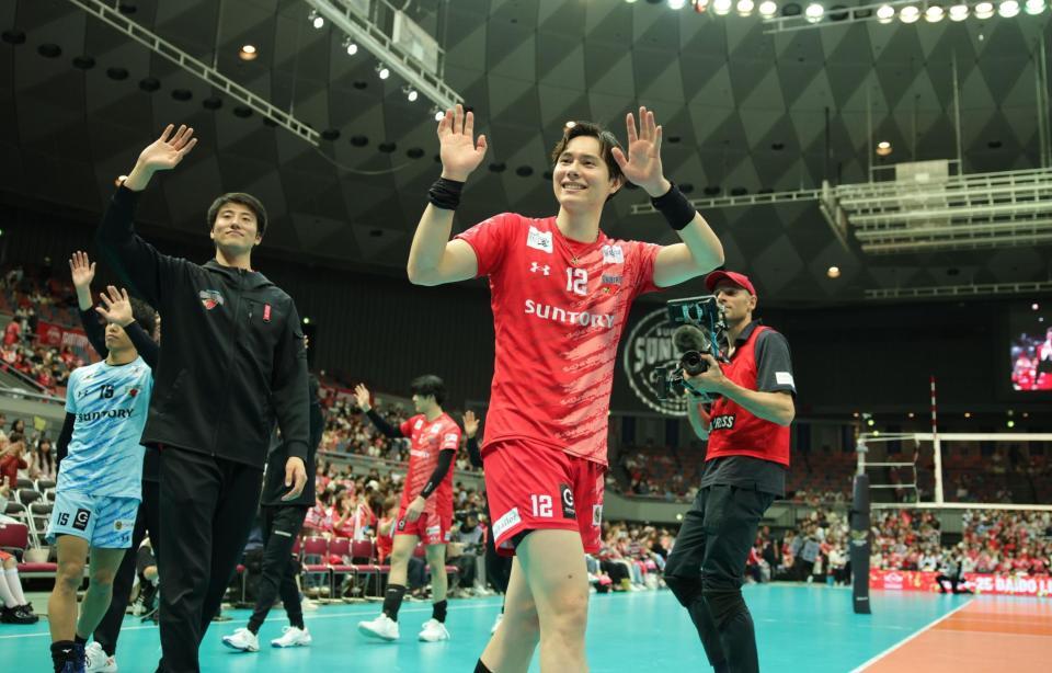 決勝進出を決め、スタンドのファンにあいさつをする高橋藍（撮影・坂部計介）