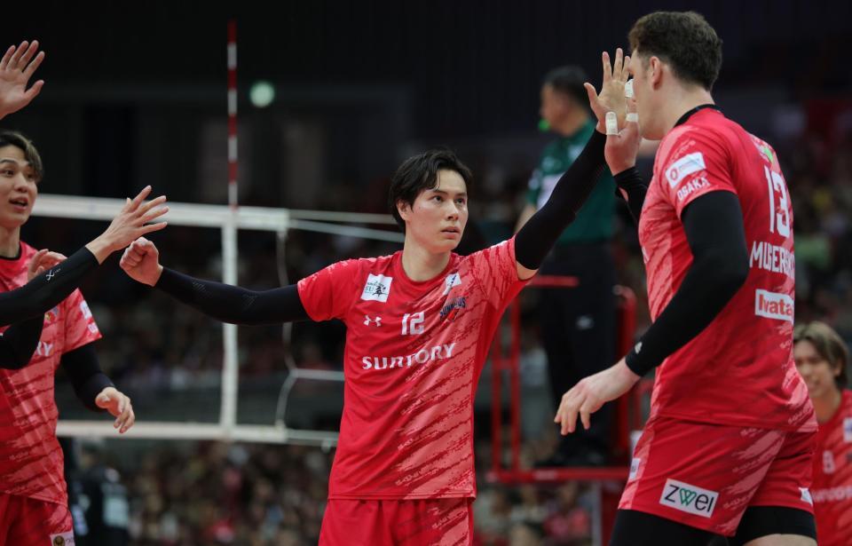 第３セット、得点は入り、タッチをかわす高橋藍（撮影・坂部計介）