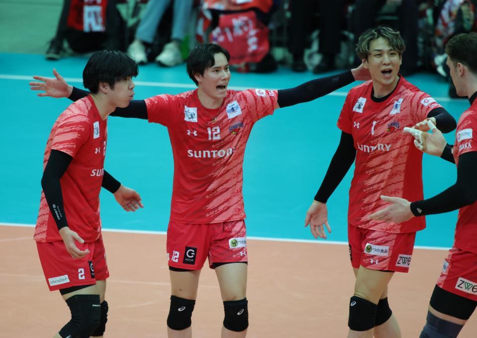 第２セット、得点が入り、喜ぶ高橋藍（左から２人目）＝（撮影・坂部計介）