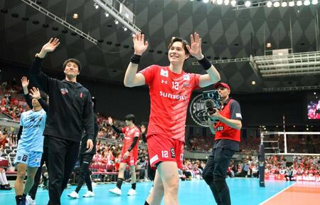 　決勝進出を決め、スタンドのファンにあいさつをするサントリー・高橋藍（撮影・坂部計介）