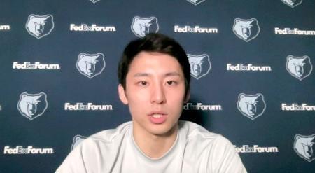 　オンラインで記者会見する米プロバスケットボールＮＢＡグリズリーズの河村＝２７日（共同）