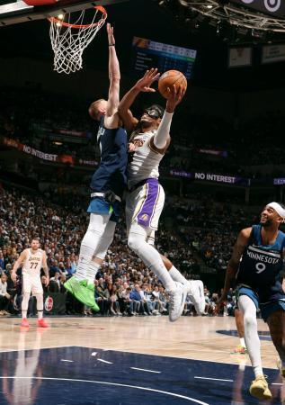 　ティンバーウルブズ戦でシュートを狙うレーカーズの八村＝ロサンゼルス（ＮＢＡＥ・ゲッティ＝共同）