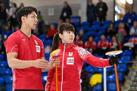 　１次リーグのチェコ戦で話し合う松村千秋（右）、谷田康真組＝フレデリクトン（共同）